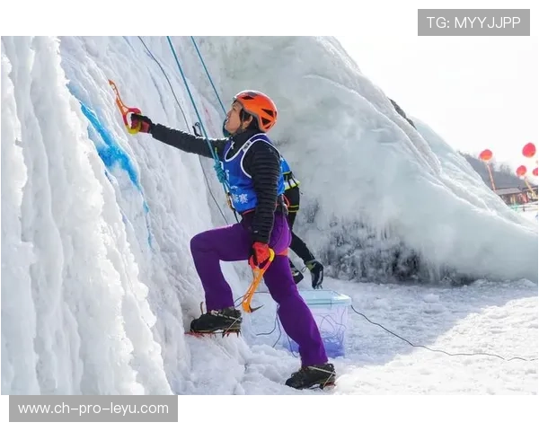 攀冰速度赛选手在碎冰中迅速登顶