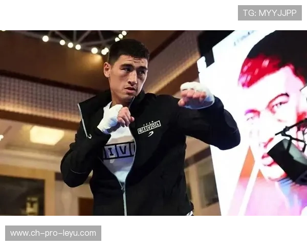 比沃尔团队开始分析对手近战动作细节