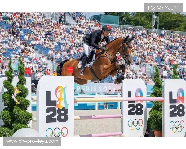 瑞士马术队在巴黎奥运会三项赛中获得第五名,表现出色。,马术瑞典